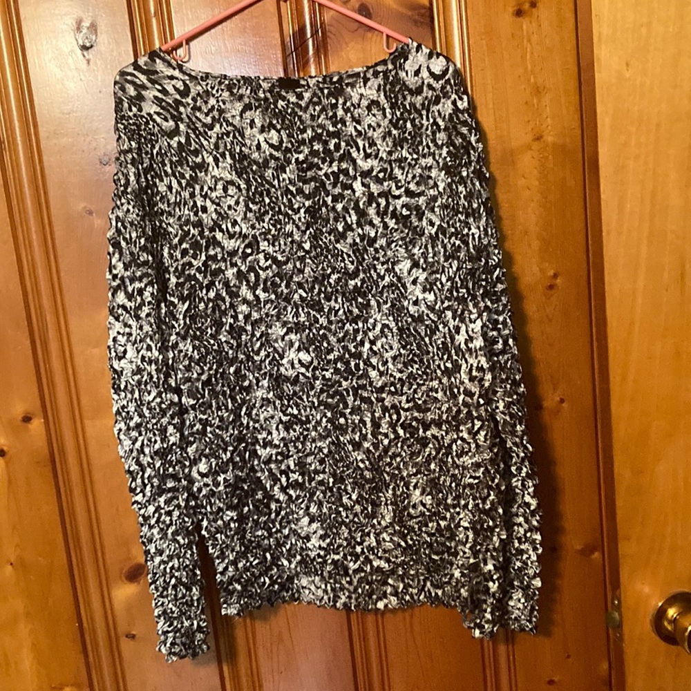 Size says Large but fits like a medium Women’s top Tags cut out shirt